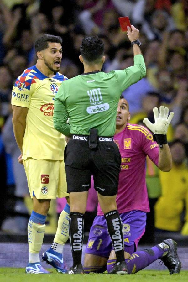 El portero argentino Nahuel Guzmán vio la tarjeta roja tras recibir la segunda cartulina amarilla en el tiempo extra.