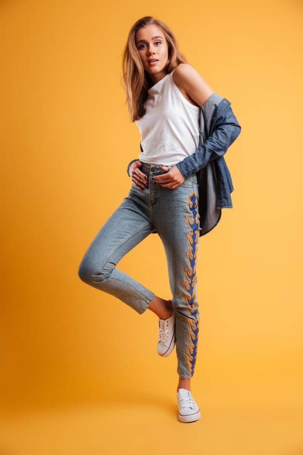 Evita los jeans estilo Pitillo si no sabes o no tienes las prendas adecuadas para combinarlos.