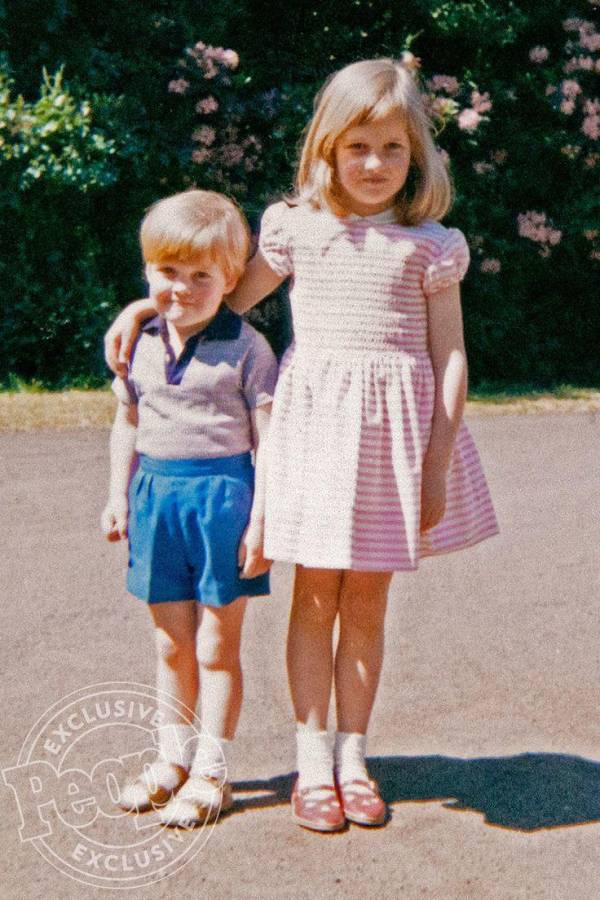 Charles Spencer nació en 1964, mientras que su hermana, la querida princesa Lady Di, en 1961.