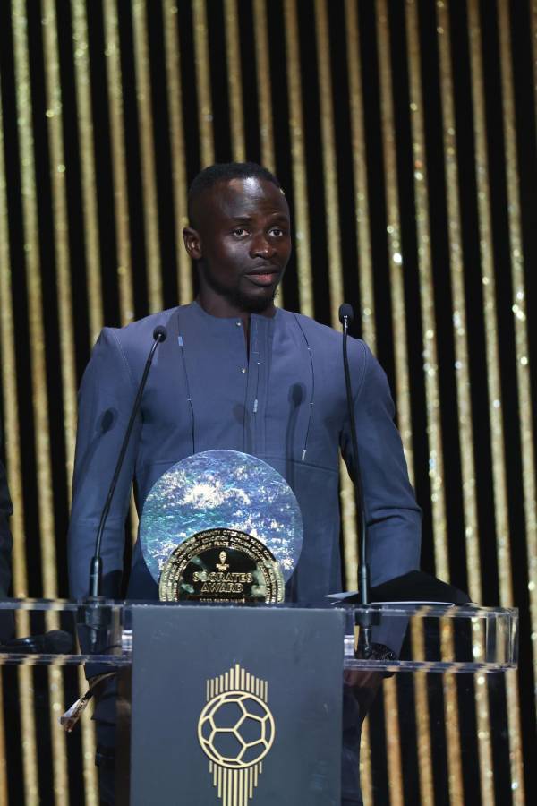 Sadio Mané , ganador del premio Socrates de France Football, que premia a los futbolistas por sus obras sociales.