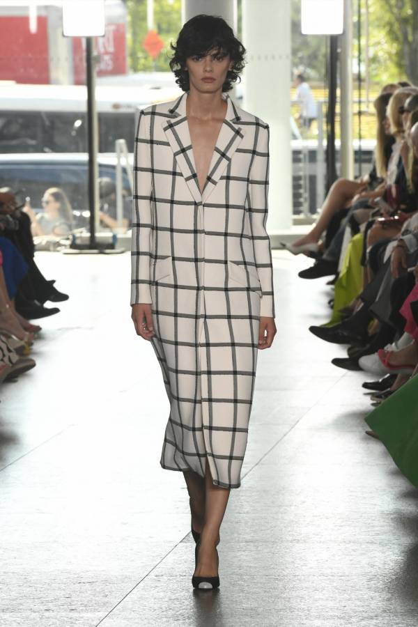 Otro diseño de vestido camisero de Carolina Herrera en la pasarela del New York Fashion Week.