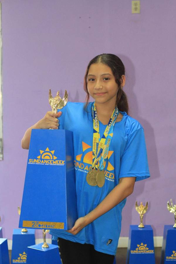 La joven Darlyng Hernández con su premio.