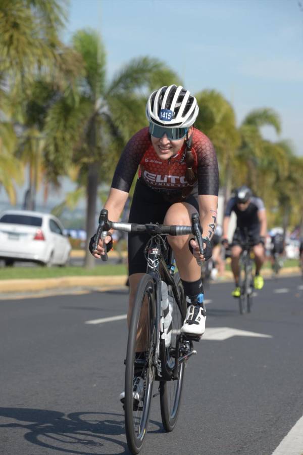 Además de su faceta como profesional, a Larissa Espinal le apasiona participar en competencias deportivas como “Ironman 703”.
