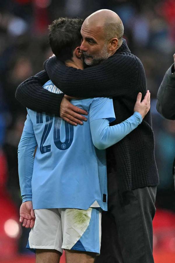 Pep Guardiola le dio este cariñoso abrazo a Bernardo Silva tras el final del partido.