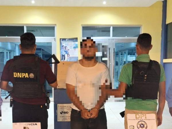 Capturan a sospechoso de 26 años por presuntamente distribuir drogas para la estructura criminal “Los Mejía”.