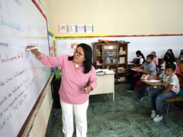 El ajuste salarial busca fortalecer las condiciones laborales del magisterio.