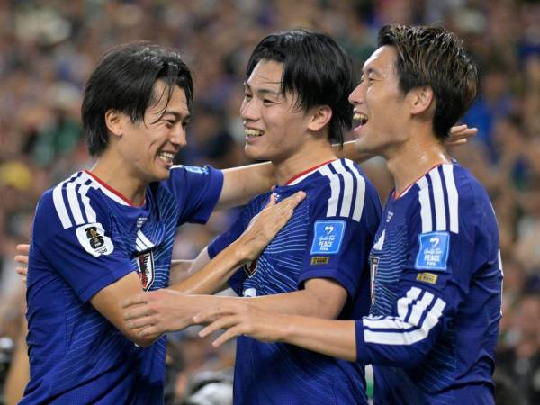 Jugadores de Japón celebrando uno de los goles ante Tnez.