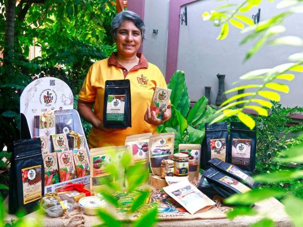 La esencia de DaKayros va más allá de la producción de café y cacao; detrás del emprendimiento de Dunia Paz hay una historia de amor, perseverancia e inclusión. La productora y emprendedora hondureña creó DaKayros Chocolate &amp; Coffee Shop, un negocio familiar de café y cacao que busca financiar su mayor sueño