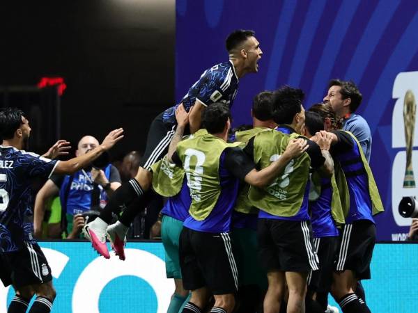 Jugadores de Argentina celebrando con euforia uno de los goles.