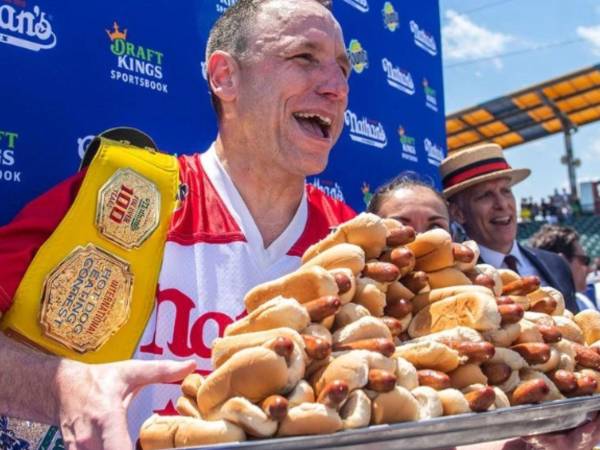 Hombre devora 66 'hot dogs' en 10 minutos en tradicional concurso de Nueva York