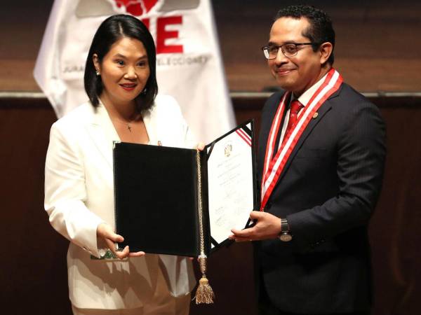 Keiko Fujimori posa junto al presidente del Jurado Nacional de Elecciones (JNE), Roberto Burneo, este miércoles en Lima (Perú).