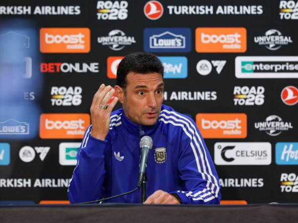 Scaloni hablando en conferencia de prensa previo al dualo ante Honduras.