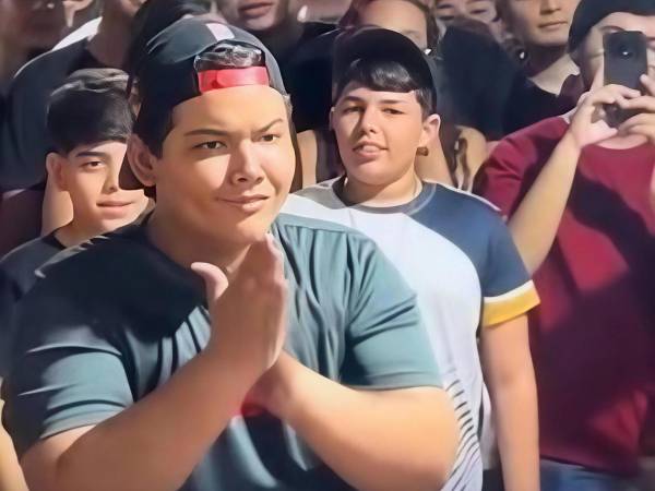Lo que nació como una expresión de la cultura gamer ahora salió de las pantallas para convertirse en una curiosa competencia presencial. Su origen está en videojuegos como League of Legends y Pokémon Unite, y hoy se vive en plazas de Latinoamérica como competencias juveniles. Las llamadas batallas de “farmear aura” reúnen a participantes que se enfrentan cara a cara para demostrar quién tiene mayor estilo, seguridad y presencia frente a una audiencia.