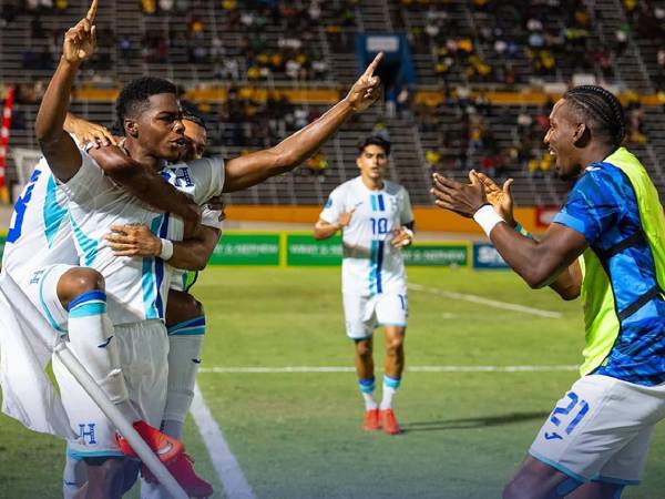 Jugadores de Honduras celebrando el gol de Keyrol Figueroa que le dio una victoria histórica a la H en Kingston.