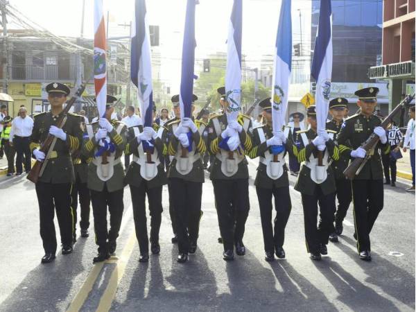 Un pelotón de cadetes encabeza los desfiles cívicos militares, portando el Pabellón Nacional y las banderas de los países de Centroamérica, como símbolo de la unidad y el patriotismo en la celebración de las fiestas patrias. Fotografía: Moisés Valenzuela.