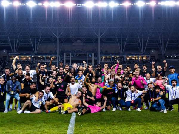 Los jugadores y cuerpo técnico celebraron a lo grande la espectacular remontada que les permitió hacer historia y clasificar por primera vez a la fase de liga de la Champions League.