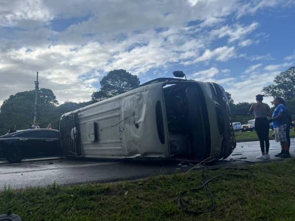 Un aparatoso accidente de tránsito se registró la tarde de este domingo en la carretera CA-5, a la altura del sector de El Durazno, dejando al menos diez personas lesionadas, entre ellas varios menores de edad.