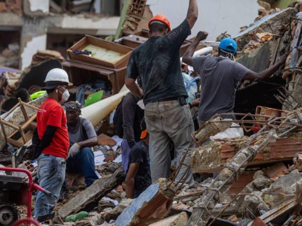 Un grupo de rescatistas intenta salvar a Fabio, un niño de 9 años que lleva ocho días entre los escombros tras terremoto en Venezuela.