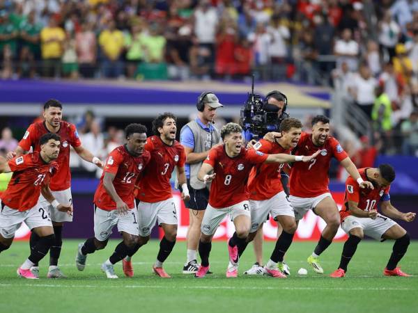 Los jugadores de Egipto celebrando el triunfo en penales y la clasificación a octavos de final del Mundial 2026.