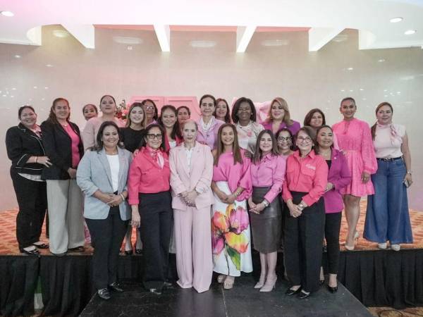 Primera dama de Honduras, Lissette del Cid de Asfura junto a diputadas y representantes de la Fundación Hondureña Contra el Cáncer de Mama (Funhocam).