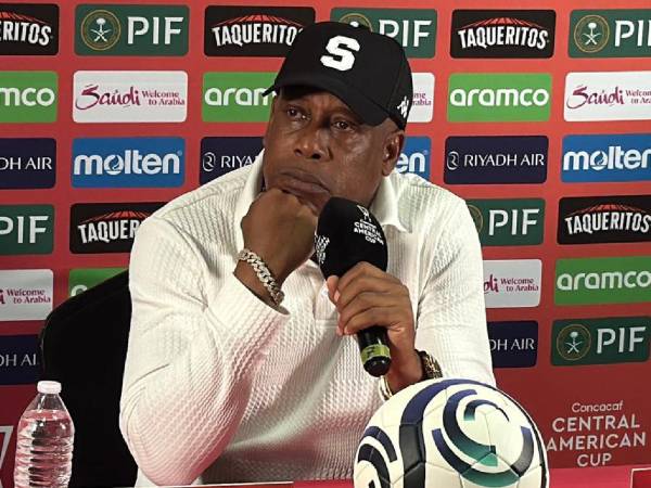 Hernán Medford en conferencia de prensa tras la derrota ante el Olimpia en el Nacional.