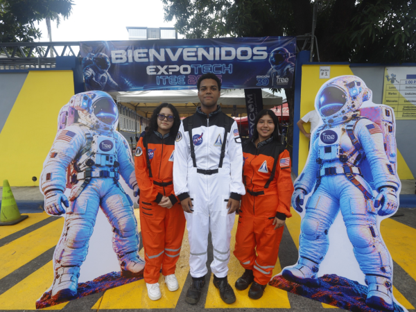 Los jóvenes estudiantes le dieron la bienvenida a las distintas instituciones y público en general para compartir con entusiasmo sus proyectos tecnológicos, llenos de creatividad e innovación.