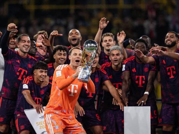 Momento cuando Manuel Neuer alza la Copa obtenida.