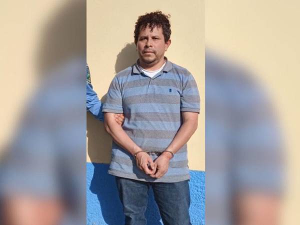 Momentos de la detención del hondureño tras arribar al aeropuerto Ramón Villeda Morales.