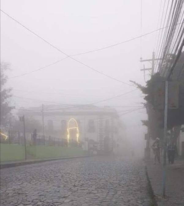 Según los análisis de los especialistas de Cenaos, el frente frío ingresó al país la tarde noche del pasado sábado y se mantendrá hasta el lunes 6 de enero, lo que provocará temperaturas muy bajas que oscilarían entre los 11 grados mínimos a 19 grados máximos centígrados.