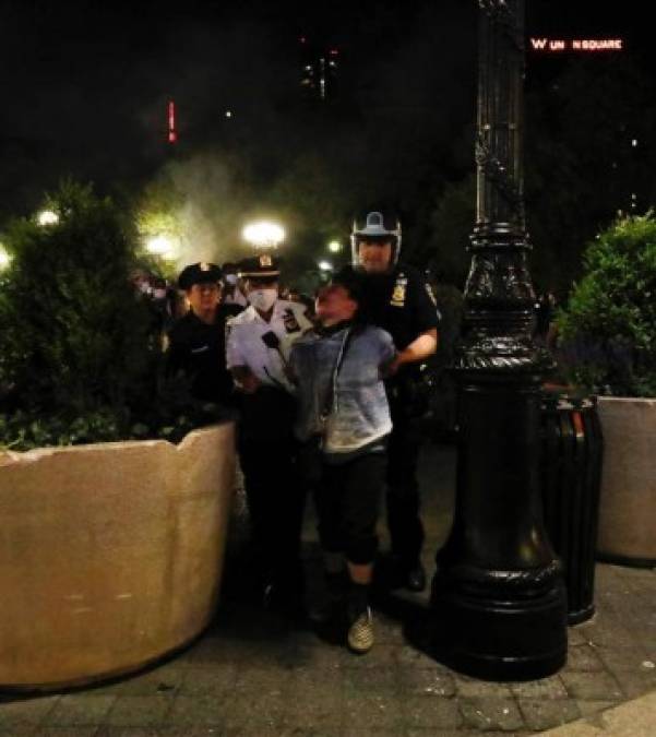 Entre los cientos de personas arrestadas en las cuatro noches de disturbios en la 'Gran Manzana' se encontraba Chiara de Blasio, hija del alcalde de Nueva York, detenida el sábado brevemente mientras bloqueaba el tráfico, según medios locales.