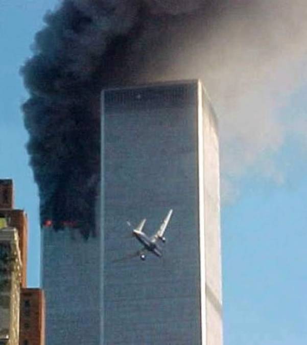 16 minutos después, a las 09:03 a.m., el vuelo 175 de United Airlines se estrelló contra la torre sur del World Trade Center.