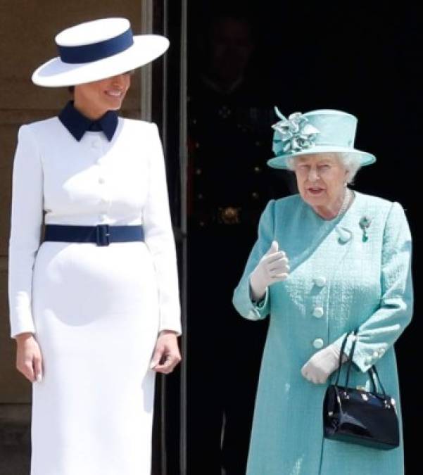 Britain's Queen Elizabeth II (R) talks with US First Lady Melania Trump (L) during a welcome ceremony at Buckingham Palace in central London on June 3, 2019, on the first day of the US president and First Lady's three-day State Visit to the UK. - Britain rolled out the red carpet for US President Donald Trump on June 3 as he arrived in Britain for a state visit already overshadowed by his outspoken remarks on Brexit. (Photo by Adrian DENNIS / AFP)