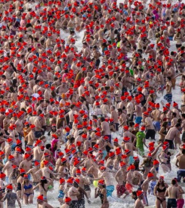 Holanda. El primer baño de 2018. Varias personas se bañan en el Mar del Norte durante la celebración del Año Nuevo en Scheveningen.