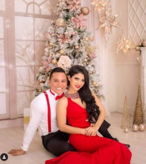 Fue a finales del mes de julio del 2017 que se conocieron justo en medio de la separación de Edwin Luna y Alma Cero, pero la guapa modelo Kimberly Flores conquistó al cantante de la Trakalosa de Monterrey y fue duramente juzgada.<br/><br/>