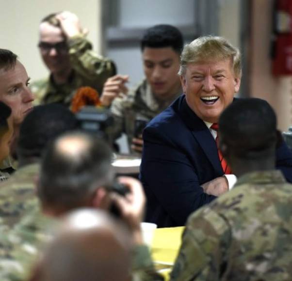 Trump se sentó con los soldados e interactuó con ellos antes de recibir su plato de pavo y puré de papas con un modesto postre.