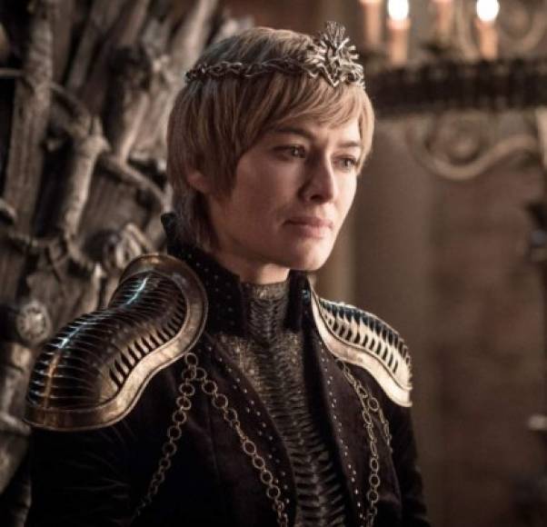 Cersei Lannister (Lena Headey) <br/><br/>Luego de su coronación y del suicidio de su último hijo, su relación con su hermano y amante, Jaime, se ha deteriorado, ya que, mientras él se prepara para ayudar en la guerra en el Norte, ella se ha aliado con Euron Greyjoy y Tycho Nestoris en contra de Daenerys.<br/><br/>Sobre su posible fallecimiento, en el texto de George R.R. Martin se incluye un detalle, ya que la profecía de Maggy the Frog dice que su muerte llegará a manos del 'Valonqar'.<br/>