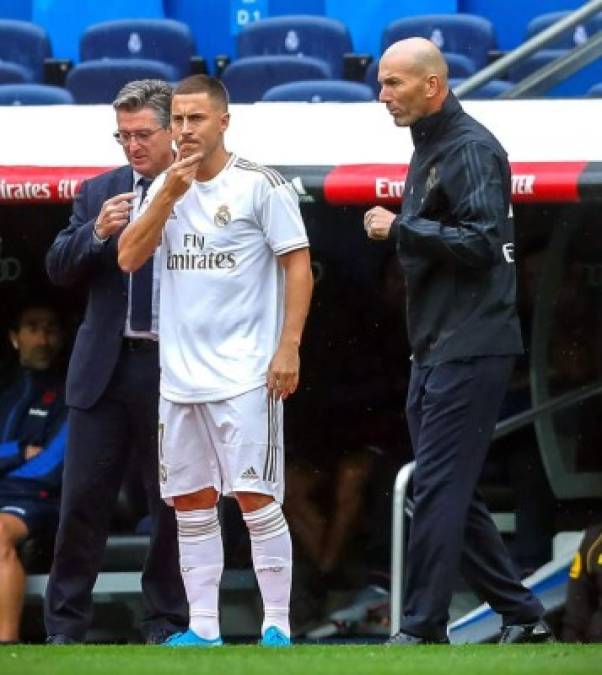 Instantes previos a la entrada de Eden Hazard al campo para su debut. Zidane le dio indicaciones.