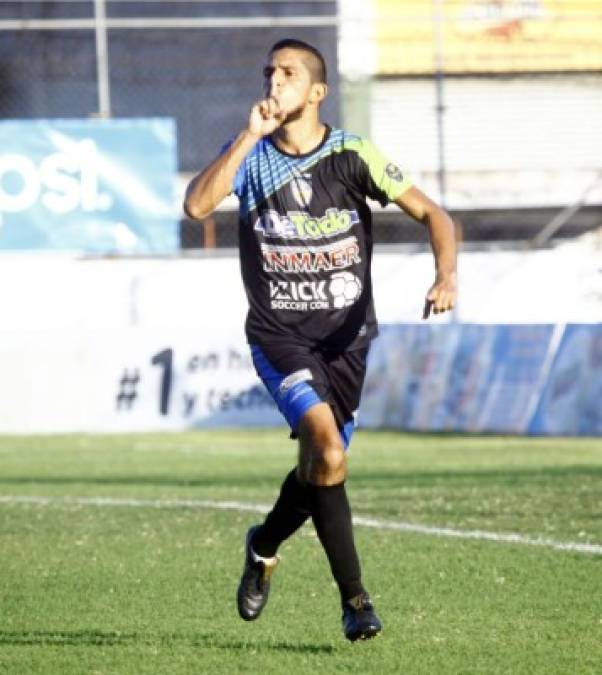 El festejo de Juan Ramón Mejía silenciando el estadio Excélsior. Es el goleador del Real de Minas y del campeonato. Foto Franklin Muñoz