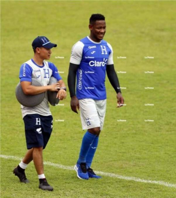 Lesionado. Romell Quioto estuvo presente, pero no entrenó. El delantero, que reapareció tras no haber estado el miércoles, sufrió una distensión leve de ligamento lateral en su rodilla derecha. El futbolista simplemente caminó por la orilla de la cancha del Olímpico.