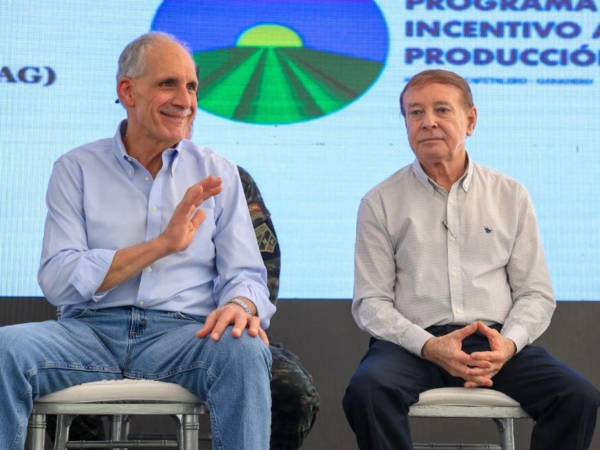 El presidente de la República, Nasry Asfura, junto al alcalde de Comayagua, Carlos Miranda, durante un encuentro este miércoles 20 de mayo de 2026.