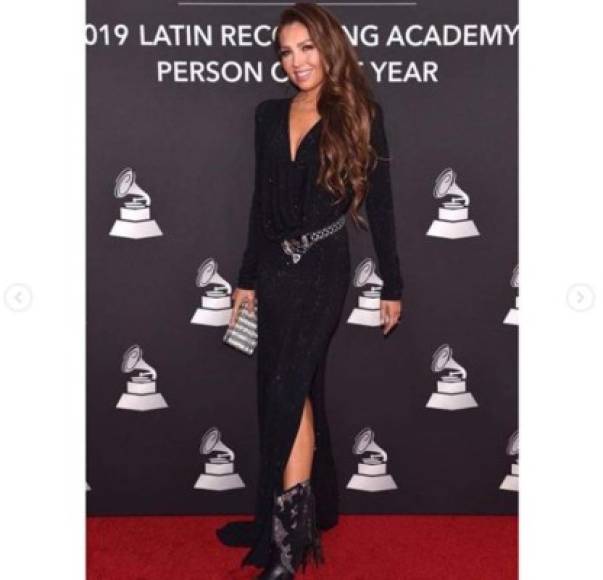 Thalía lució un vestido negro largo en strass brillante y con hombreras acolcheadas que acompañó con unas botas al estilo vaquero.