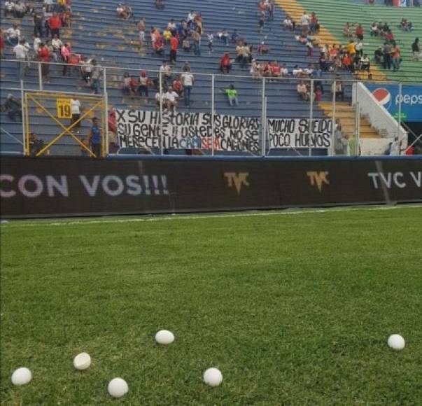 Aficionados del Olimpia lanzaron huevos al campo en protesta contra los jugadores del equipo albo.