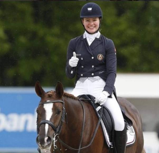 De momento, Alexandra reside en Alemania y se dedica de forma profesional a las carreras de caballos, de las cuales ha ganado diferentes premios.