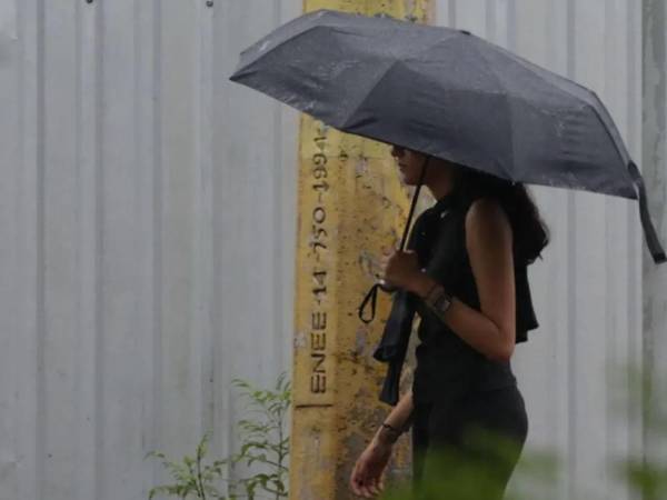 Este fenómeno provocará lluvias y chubascos de intensidad débil a moderada. Imagen de archivo La Prensa.