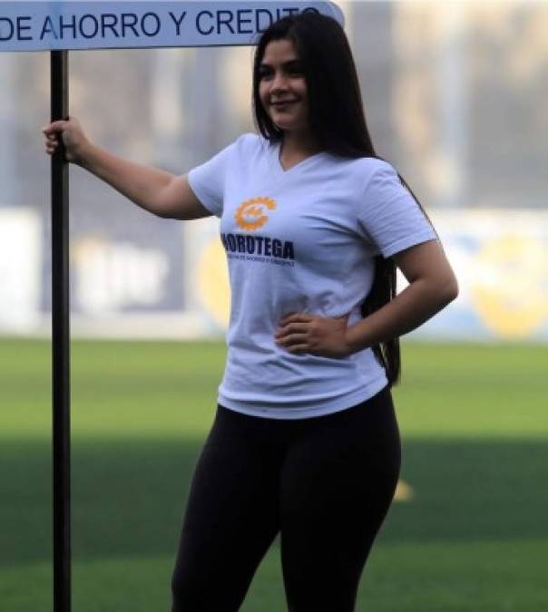 Una guapa edecán en la cancha de Choluteca previo al partido UPN-Olimpia.