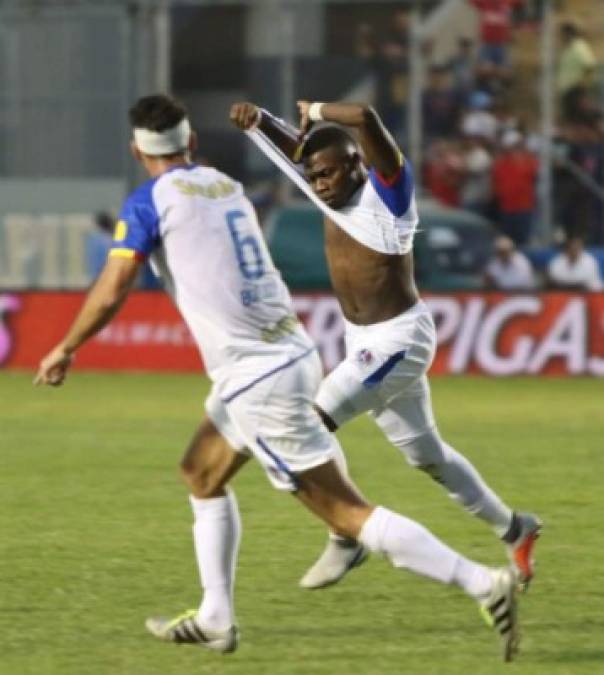 Elmer Güity se apresta a quitarse la camiseta para celebrar su golazo.