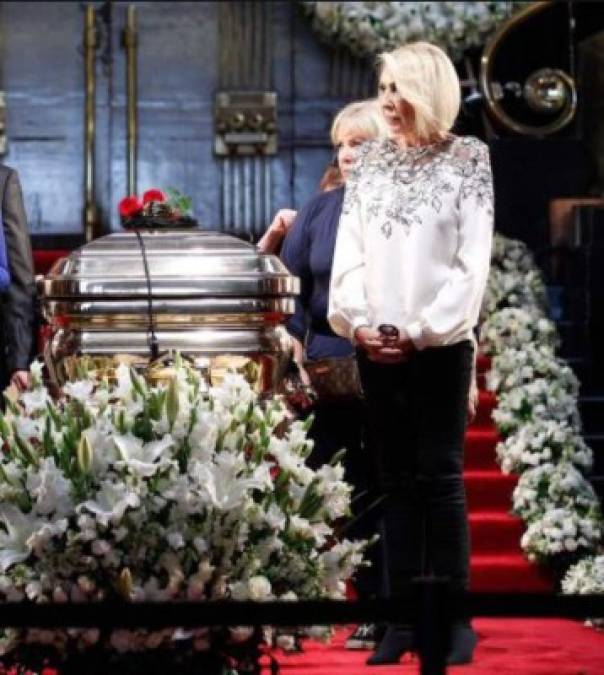 'Rindiéndole homenaje a nuestro adorado José José', escribió Laura Bozzo, quien también dijo presente.