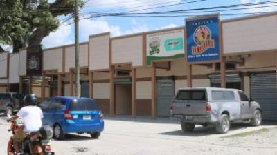 La Municipalidad reordenó las rutas del transporte urbano para que pasen frente al mercado y hagan más fácil la llega de los clientes.