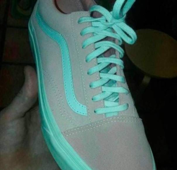 Los internautas no se ponen de acuerdo sobre su color, algunos lo ven gris y azul aqua mientras que otros aseguran que el tenis es de color rosa con blanco.