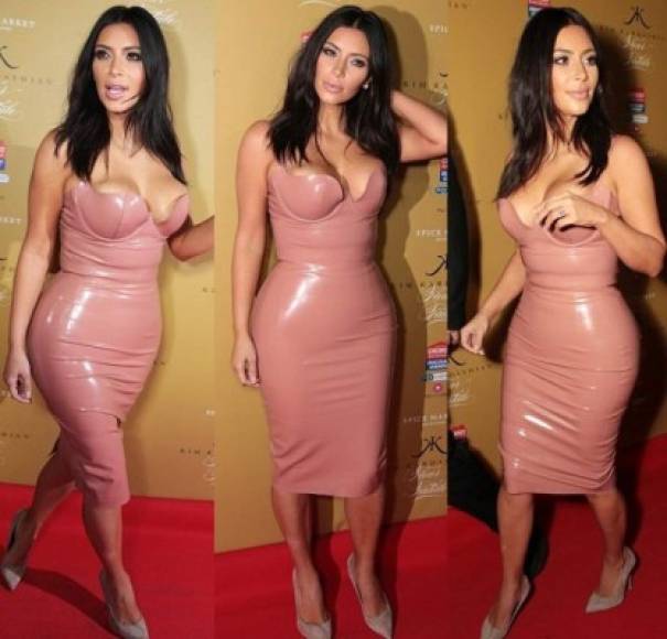 Tanto es su amor por el látex que Kim mando a hacer este vestido en diferentes formas.